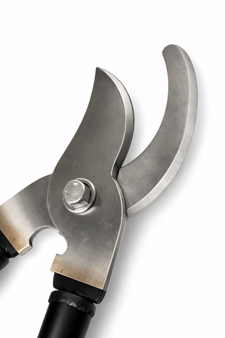 Scharfe Edelstahlklinge einer Hufschere für die professionelle Hufpflege_2
